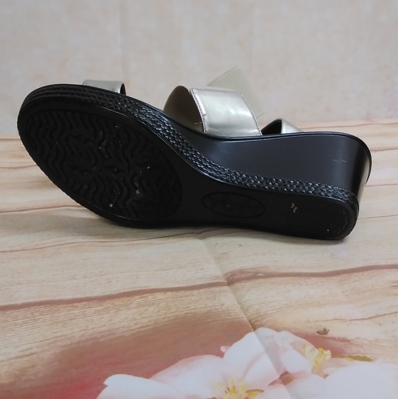 Soft Style Slip On Heel - Picture 2 of 4